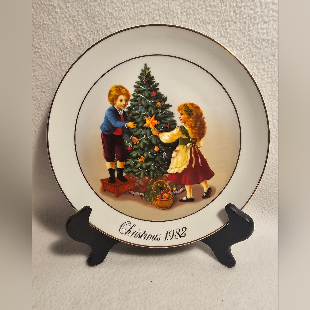 Vintage 1982 Avon Christmas plate